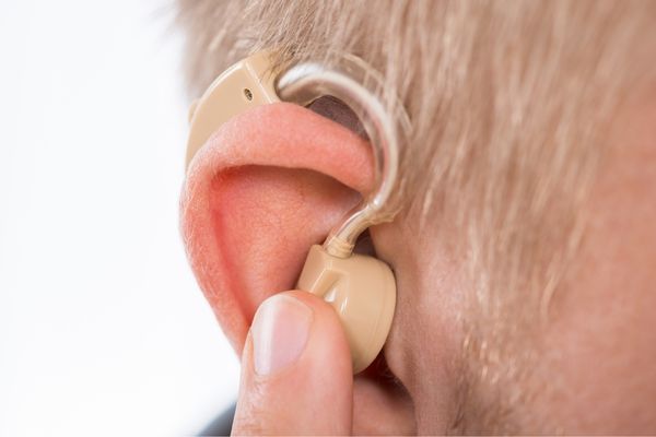 Máy trợ thính giúp người bị điếc tai nghe rõ hơn